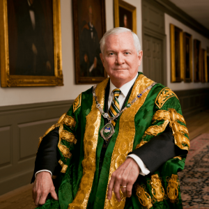 Robert Gates dressed in William and Mary chancellor regalia