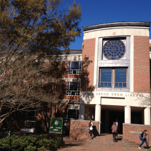 Students entering the front entrance of Swem Library