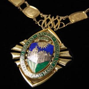 Closeup of the rector's badge featuring the William and Mary crest