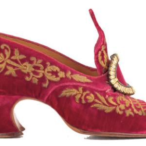 Red velvet high heeled show with gold buckle and embroidery
