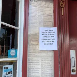 Exterior of restaurant with notice to wear a mask